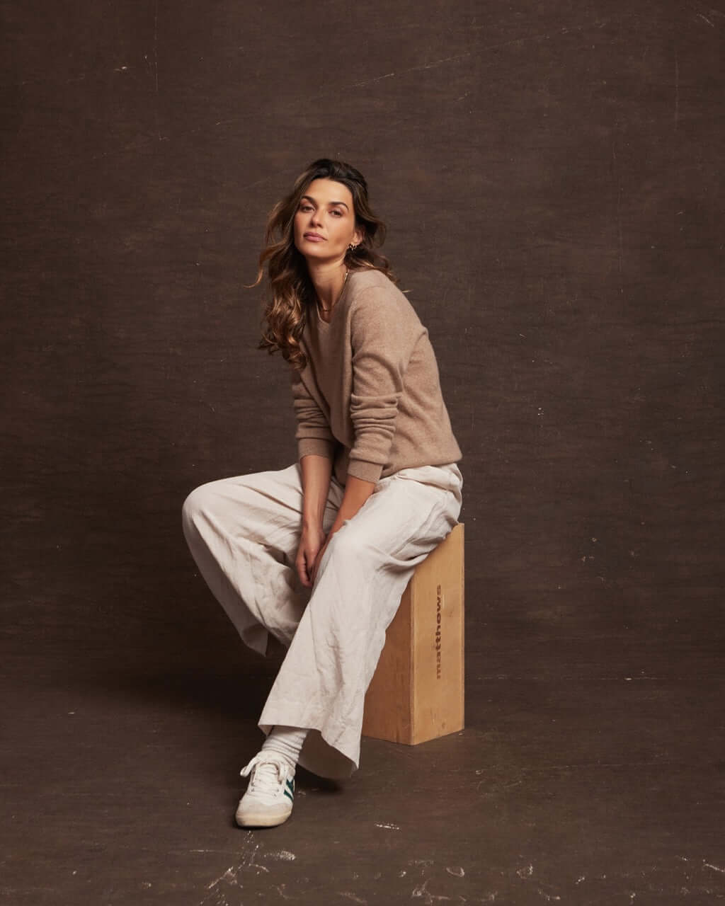 Women's Cashmere Long Sleeve Solid Vee In Taupe Heather